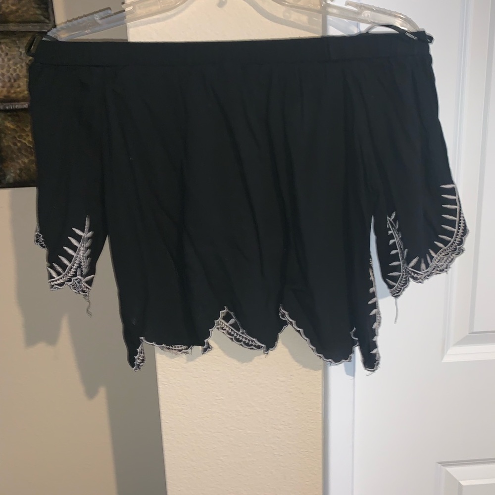 Off- shoulder crop top